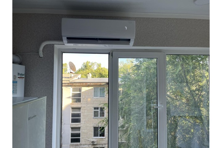 Instalarea unui aparat de aer conditionat CONTER 12000 BTU in Chisinau, pe strada Dumitru Riscanu 33/4. Montaj realizat de echipa Vivateh.md.
